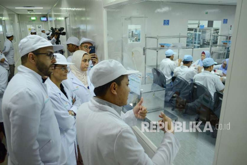  Tunisian and Moroccan delegations witness the vaccine packaging process at Bio Farma, Tuesday (August 28).