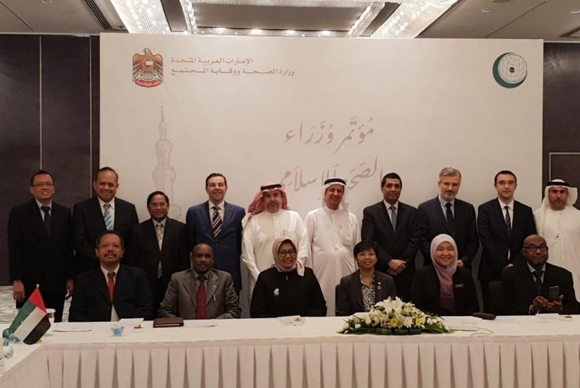  Delegsi Indonesia dalam kegiatan 13th Meeting of the OIC Steering Committee on Health yang diselenggarakan oleh OIC di Abu Dhabi UAE, pada tanggal 7 Oktober 2019 yang lalu, berfoto bersama peserta lain dari sesama anggota OKI