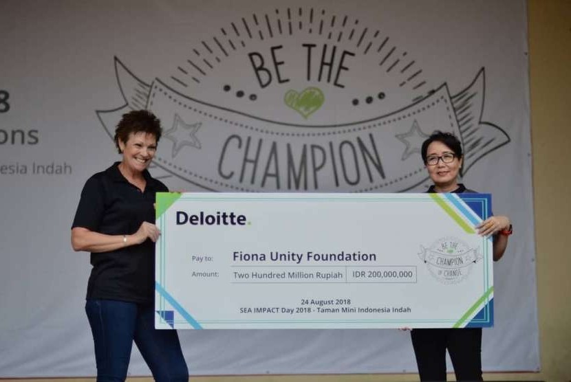 Deloitte Indonesia melalui program tahunan bernama Impact Day 2018 bersama-sama menggalang dana untuk mendukung masyarakat di Lombok dan Agats, Papua yang kurang mampu, dan menyerahkan donasi yang terkumpul pada Jumat (24/8) di Taman Mini Indonesia Indah (TMII), Jakarta.