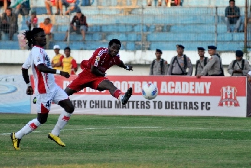 Deltras FC Sidoarjo, James Koko Lomel (kanan) berusaha melepaskan tendangan dengan dihadang pesepakbola Persipura Jayapura, Bio Paulin Pierre (kiri) 
