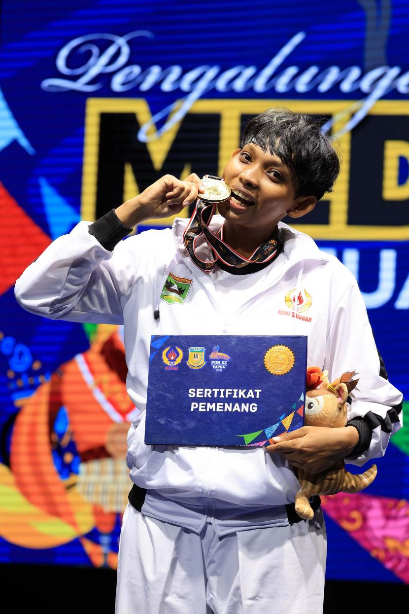 Delva Risky dari Sumatera Barat peraih medali Emas cabang olah raga Taekwondo Kelas Seniors Female – 73 PON XX PAPUA 2021 di PON XX PAPUA 2021 di GOR Diklat Penerbangan Kayu Batu, Kota Jayapura. Senin (04/10),