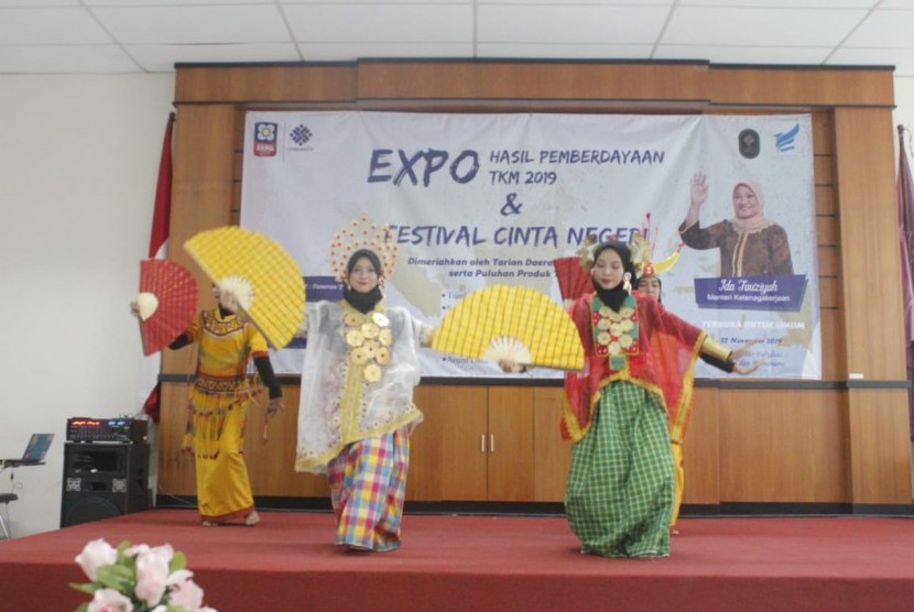 DEMA FISHum UIN Sunan Kalijaga menggelar Expo Hasil Pemberdayaan Tenaga Kerja Mandiri (TKM) 2019 dan Festival Cinta Negeri. Acara tersebut juga diisi dengan nyanyi dan tarian dari mahasiswa.