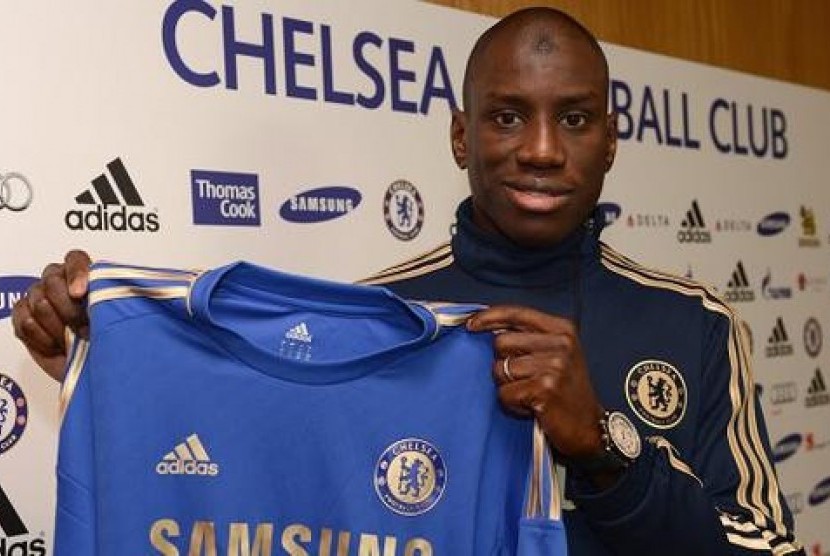 Demba Ba diperkenalkan sebagai pemain Chelsea usai menandatangani kontrak selama 3,5 tahun, Jumat (4/1).