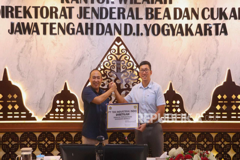 Demi memperluas peluang ekspor, Bea Cukai Jateng DIY memberikan izin fasilitas kawasan berikat kepada PT TBS Industrial Indo, Rabu (16/4/2025). Pada 2025, perusahaan ini menargetkan nilai ekspor mencapai Rp 205,3 miliar.