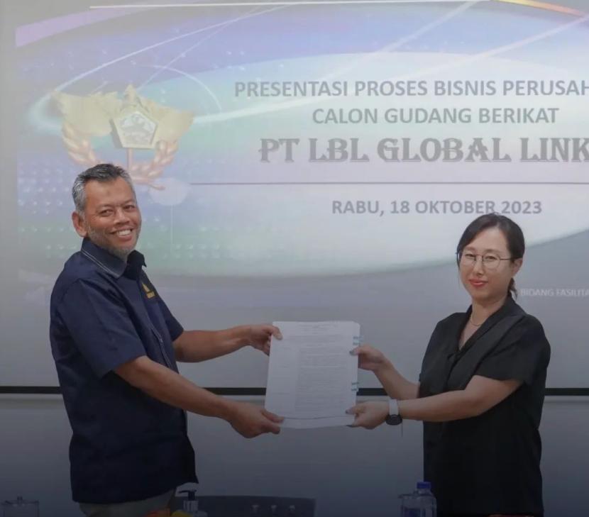 Demi mendorong daya saing industri karet sintetis, Kantor Wilayah (Kanwil) Bea Cukai Jakarta berikan izin gudang berikat ke PT LBL Global Links, Rabu (18/10/2023).