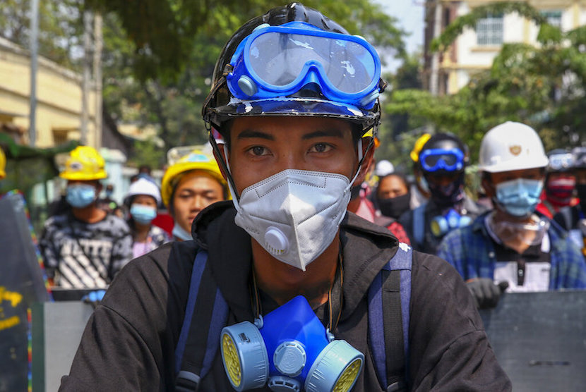 Massa mengenakan masker saat berunjuk rasa menentang kudeta militer di Mandalay, Myanmar, Selasa (9/3). 