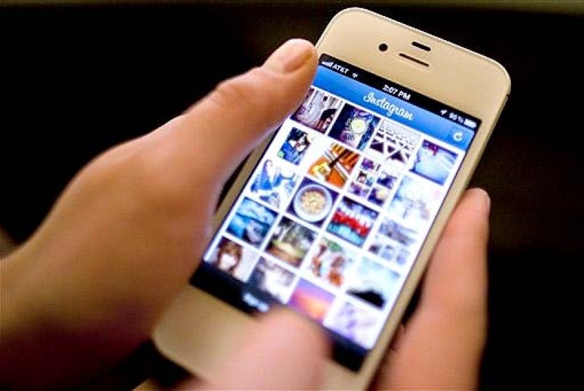 Aplikasi Instagram pada Smartphone. Ilustrasi