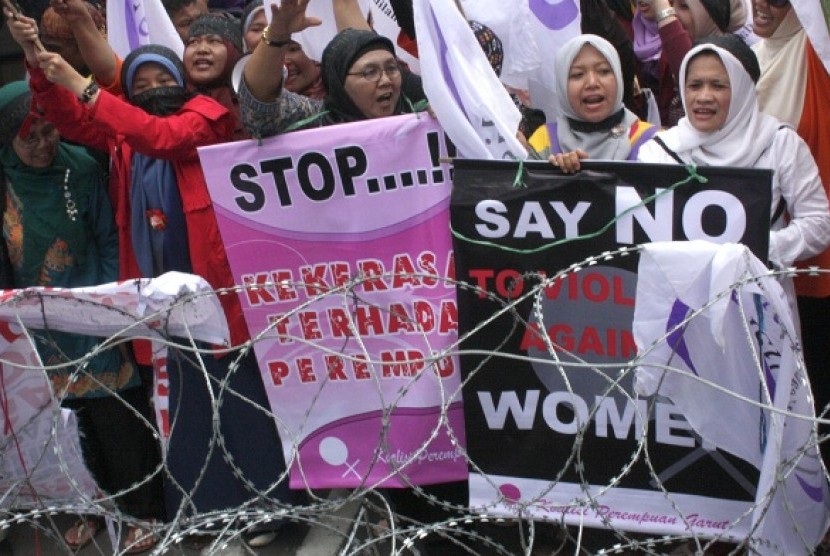DEMO BUPATI GARUT. Sejumlah perempuan melakukan unjuk rasa menuntut Bupati Garut, Aceng HM Fikri mundur dari jabatannya di bunderan Jalan Simpang Lima, Garut, Jawa Barat, Rabu (19/12).