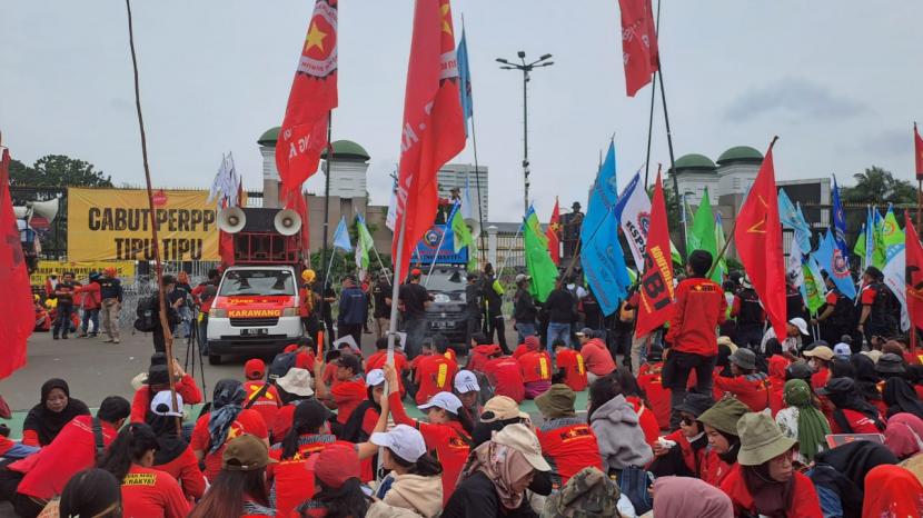 Demo buruh di depan gedung DPR Senayan, Jakarta, (14/3/2023.