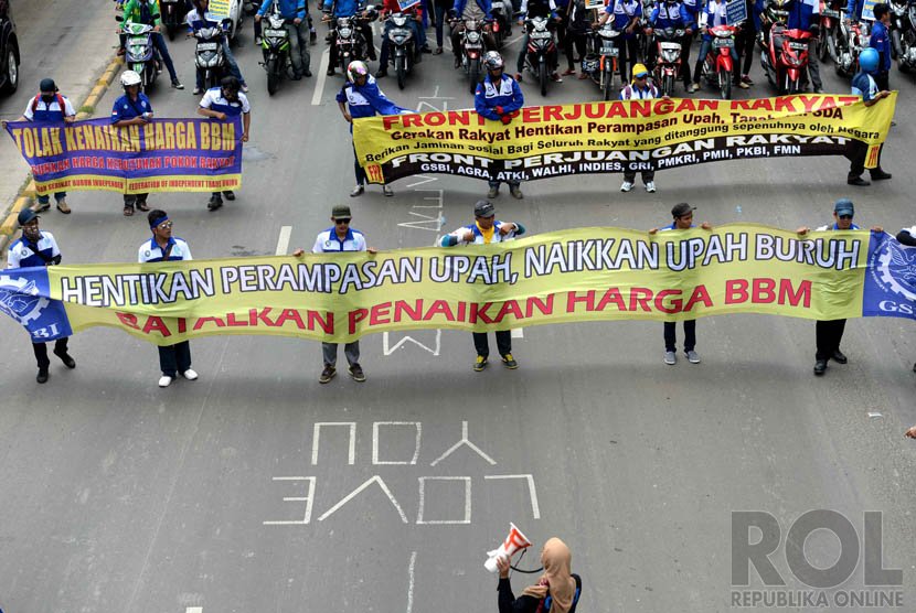   Demo Buruh. Massa buruh berunjuk rasa di Jalan MH. Thamrin, Jakarta, Rabu (10/12).