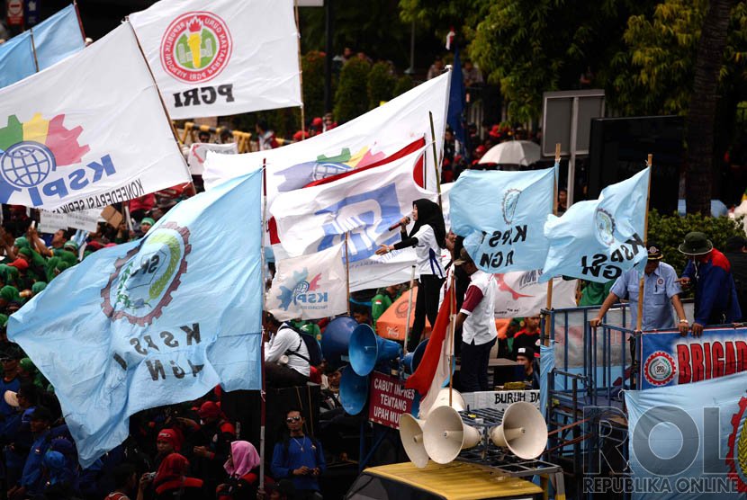 Demo Buruh. Massa buruh berunjuk rasa di Bundaran Hotel Indonesia, Jakarta, Rabu (10/12).