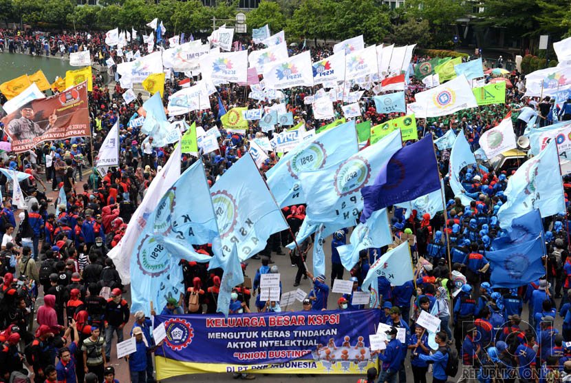 Demo Buruh. Massa buruh berunjuk rasa di Bundaran Hotel Indonesia, Jakarta, Rabu (10/12).