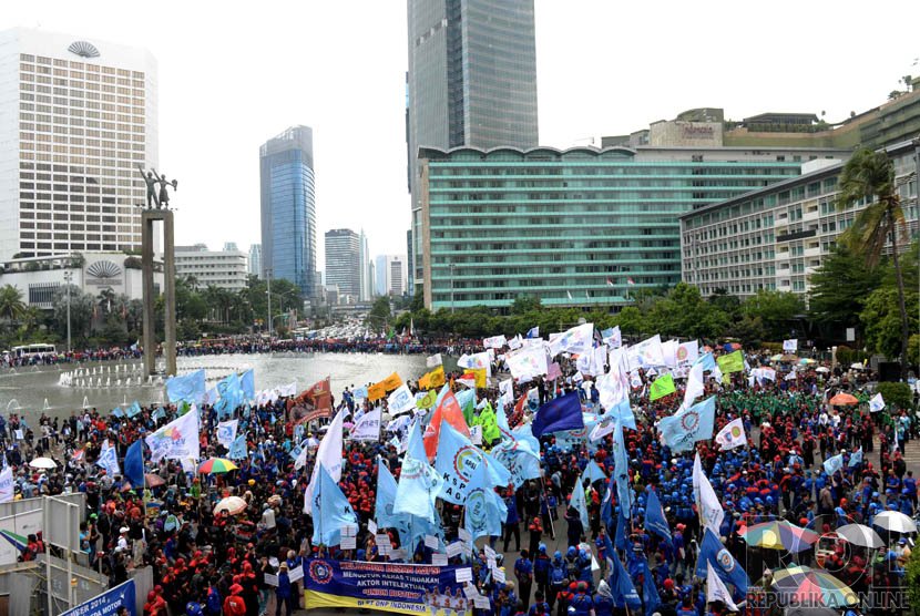 Demo Buruh. Massa buruh berunjuk rasa di Bundaran Hotel Indonesia, Jakarta, Rabu (10/12)