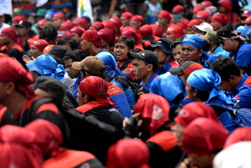 Demo Buruh. Massa buruh berunjuk rasa di Bundaran Hotel Indonesia, Jakarta, Rabu (10/12).