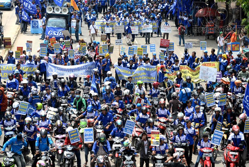 Demo Buruh. Massa buruh berunjuk rasa di Jalan MH. Thamrin, Jakarta, Rabu (10/12).