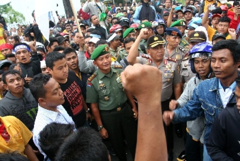 Demo Buruh Menuntut Penerapan UMK