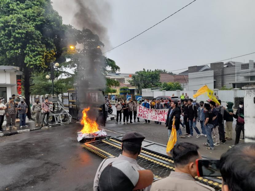 Demo di gedung DPRD Kota Bogor berujung ricuh lantaran para mahasiswa merobohkan gerbang utama gedung DPRD Kota Bogor, Jumat (9/9). 