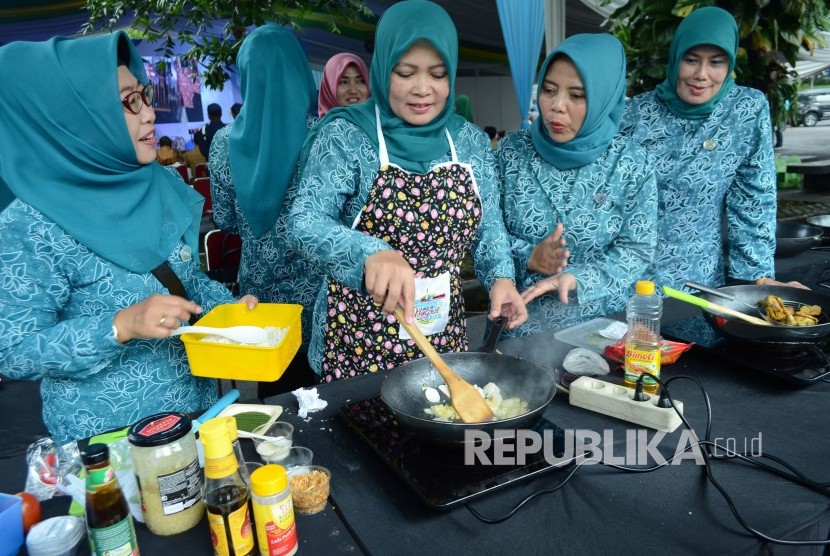 Demo masak menggunakan kompor listrik pada Peluncuran Program Konversi Kompor Gas Ke Kompor Listrik pada Gebyar Energi Juara 2019, di halaman parkir Gedung Sate, Kota Bandung, Selasa (9/4).
