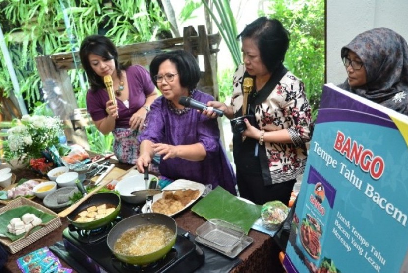 Demo memasak bumbu bacem yang diperagakan oleh Sisca Soewitomo dalam peluncuran Bango Bumbu Bacem, Kamis (11/12).