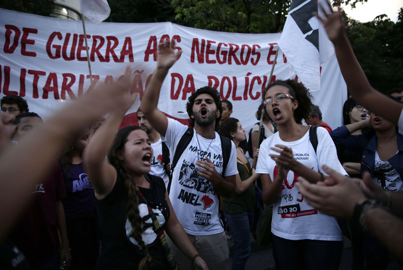   Demo memprotes Piala Dunia di Rio de Janeiro, Brasil, Kamis (15/5).