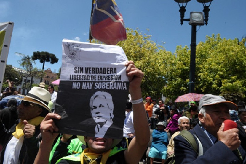 Demo mendukung pemberian suaka politik untuk Julian Assange oleh pemerintah Ekuador