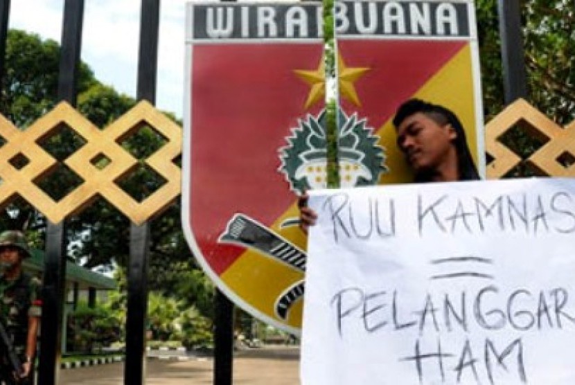 Demo menolak RUU Kamnas di Markas Kodam VII Wirabuana, Makassar, Sulawesi Selatan.