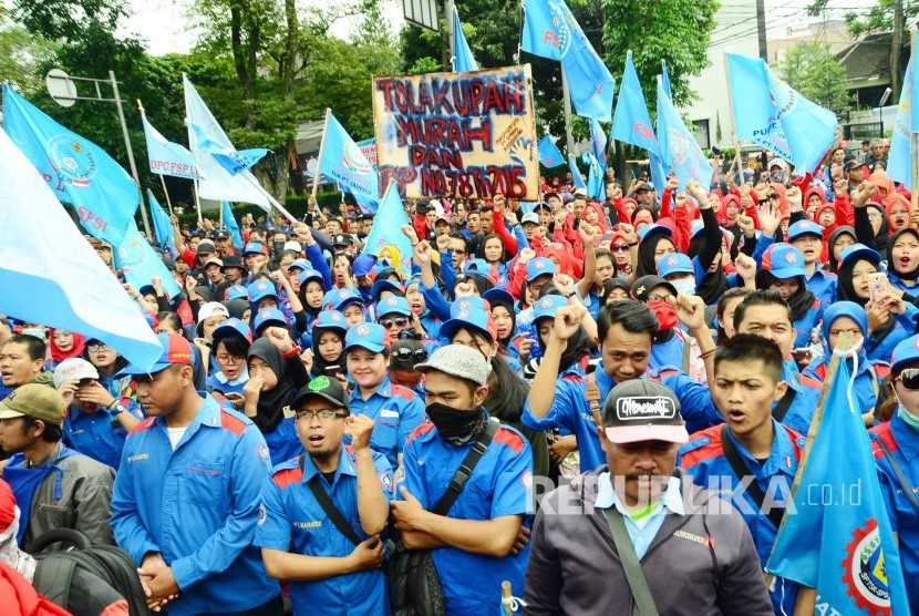 Demo ribuan buruh di depan Gedung DPRD Jawa Barat, Kota Bandung, Selasa (21/11).