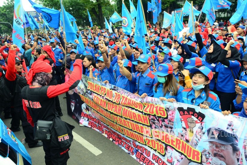 Demo ribuan buruh di depan Gedung DPRD Jawa Barat, Kota Bandung, Selasa (21/11).