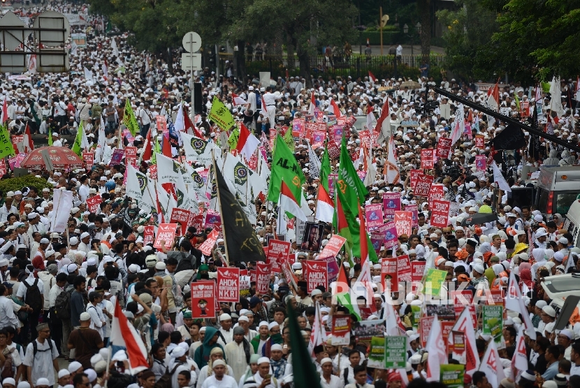 Demo serupa dengan 4 November 2016 rencananya kembali digelar di 2 Desember 2016 terkait dugaan penistaan agama yang dilakukan Basuki Tjahaja Purnama.