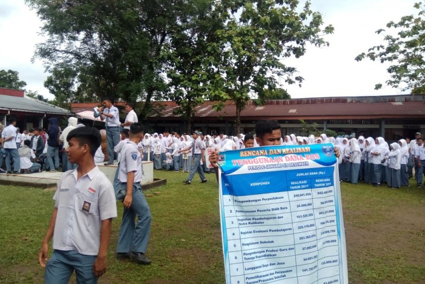 Demo Siswa SMA. Ratusan Siswa-siswi SMAN 5 Padang Demo menuntut kepala sekolah mundur, Senin (11/3).