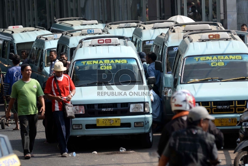  Banyak angkutan umum di DKI Jakarta menggunakan jasa sopir tembak.