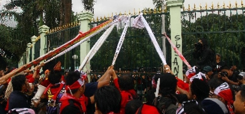 DEMO TOLAK BBM. Mahasiswa pengunjukrasa berusaha menjebol pagar saat melakukan aksi menolak kenaikan harga BBM di depan gedung DPR/MPR, Jakarta, Kamis (29/3)