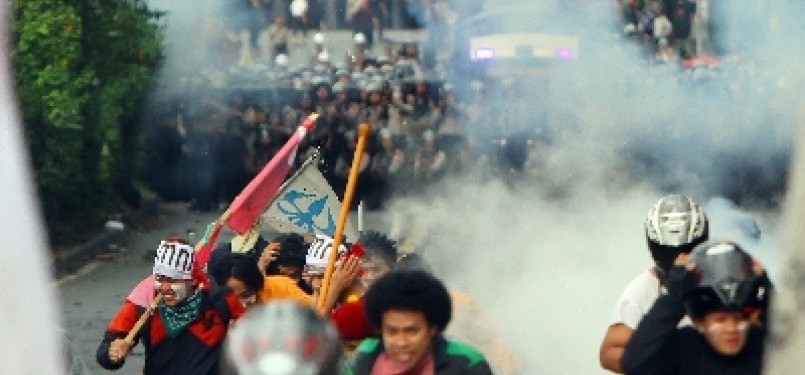 DEMO TOLAK BBM. Sejumlah pengunjukrasa melarikan diri saat polisi menembakkan gas air mata polisi ketika melakukan aksi menolak kenaikan harga BBM di depan gedung DPR/MPR, Jakarta, Kamis (29/3). Petugas kepolisian terpaksa membubarkan aksi tersebut karena 