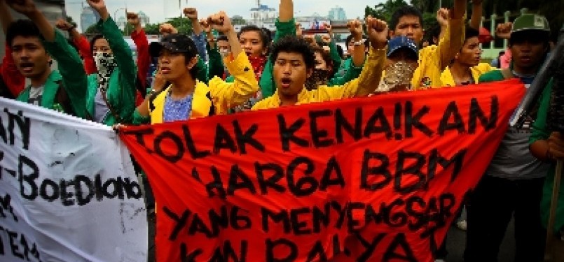 Demo Tolak Kenaikan BBM di Depan Gedung DPR