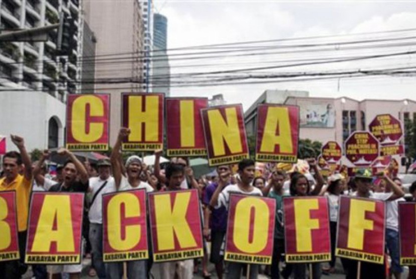 Demo warga Filipina di depan Kedubes Cina di Manila 