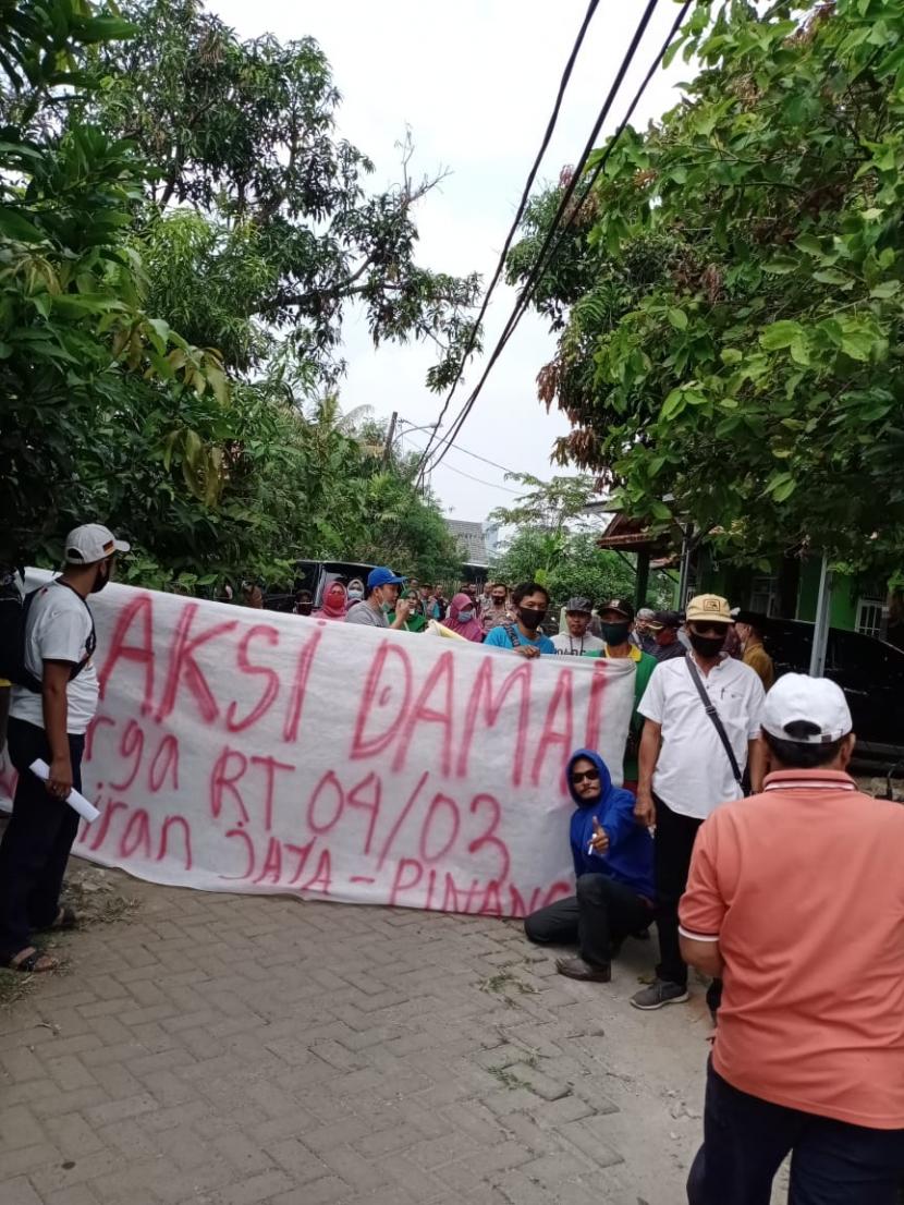 Demo warga Kelurahan Cipete dan Kelurahan Kunciran Jaya, Kecamatan Pinang, Kota Tangerang. 
