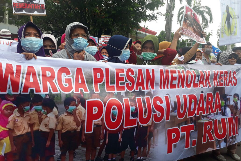 Demo Warga Sukoharjo Tolak bau limbah PT RUM.