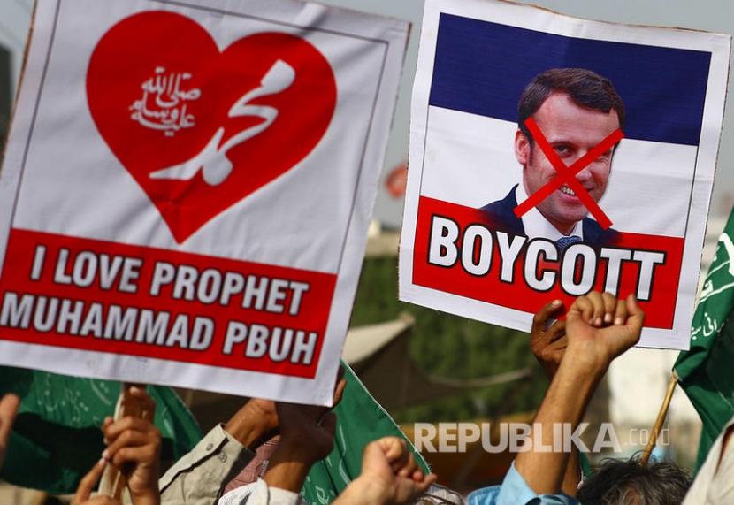  Umat Muslim Pakistan menggelar aksi protes mengecam sikap Presiden Prancis Emmanuel Macron terkait karikatur yang menghujat Nabi Muhammad SAW serta menyerukan aksi boikot produk Prancis di Karachi, Selasa (27/10).