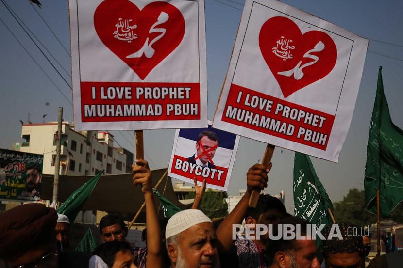  Umat Muslim Pakistan menggelar aksi protes mengecam sikap Presiden Prancis Emmanuel Macron terkait karikatur yang menghujat Nabi Muhammad SAW serta menyerukan aksi boikot produk Prancis di Karachi, Selasa (27/10).