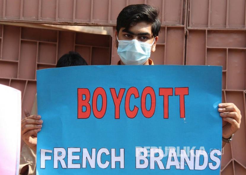  Demo mendesak boikot produk Prancis.