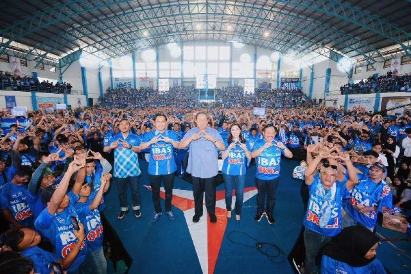Demokrat kembali gelar rapat akbar di sejumlah daerah, tampak SBY (tengah) hadir dalam kampanye akbar Partai Demokrat.