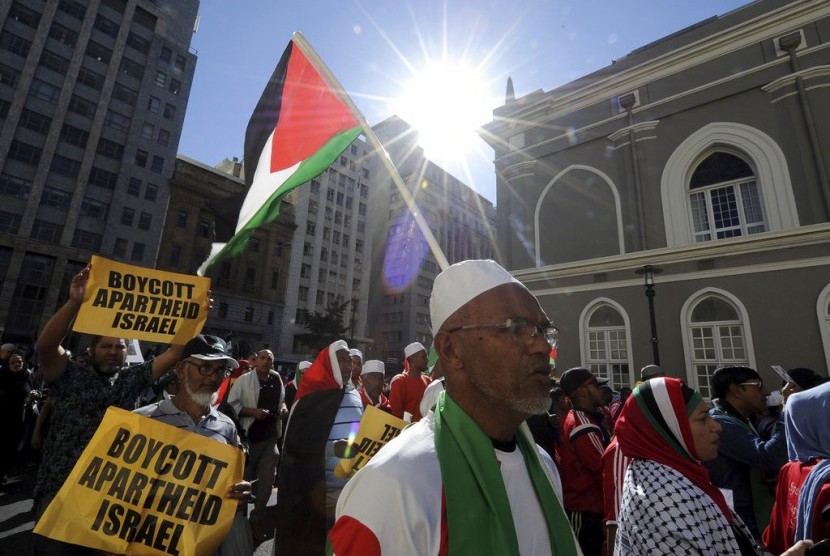 Demonstasi di Cape Town, Afrika Selatan, Selasa (15/5), menentang penggunaan kekerasan mematikan tentara Israel kepada warga Palestina di perbatasan Gaza pada Senin (14/5). 