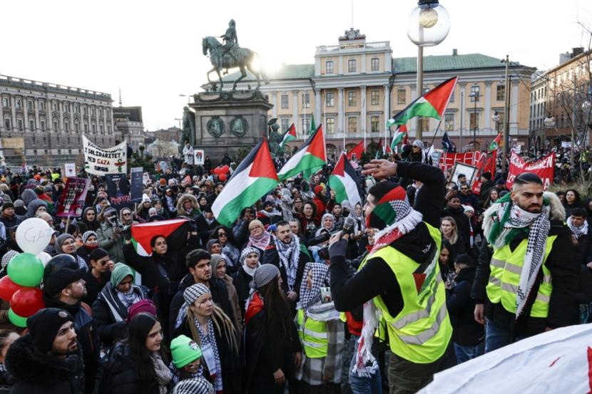 Demonstran ambil bagian dalam demonstrasi yang diselenggarakan Together for Palestine yang menuntut gencatan senjata di Gaza dan mengeluarkan Israel dari Kontes Lagu Eurovision, di pusat kota Stockholm, Swedia, 17 Februari 2024. 