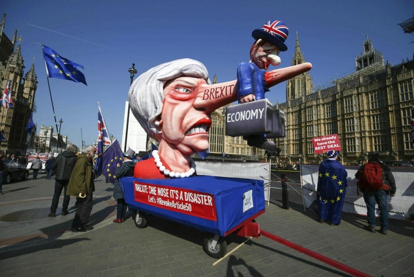 Demonstran anti-Brexit membawa patung Perdana Menteri Theresa May dekat College Green di Houses of Parliament, London, Senin (1/4).