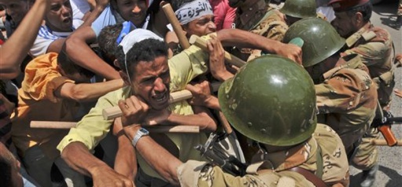 Demonstran anti-pemerintah terlibat dorong-dorongan dengan tentara Yaman dalam aksi menuntut Presiden Yaman, Ali Abdullah Saleh, mundur di Taiz, Yaman, beberapa waktu lalu. 