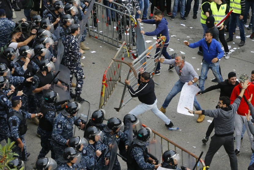Demonstran antipemerintah bentrok dengan polisi antihuru-hara di Beirut, Lebanon.