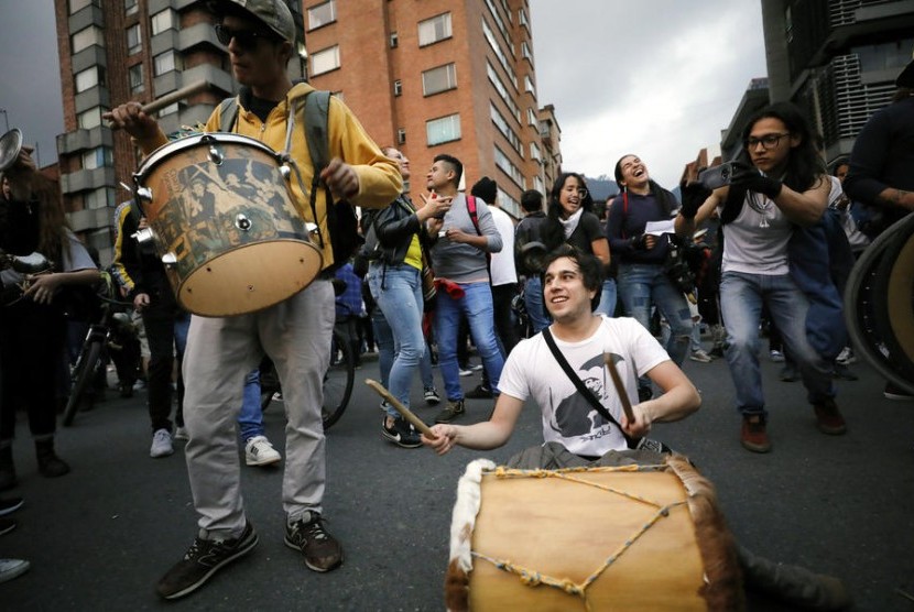 Demonstran antipemerintah melakukan aksinya di jalanan Bogota, Sabtu (23/11).