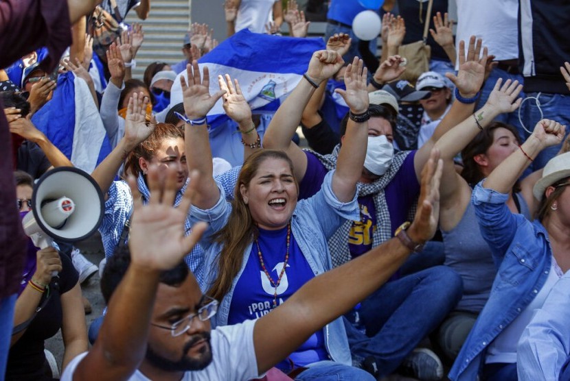 Demonstran antipemerintah meneriakkan slogan menentang Presiden Nikaragua Daniel Ortega.