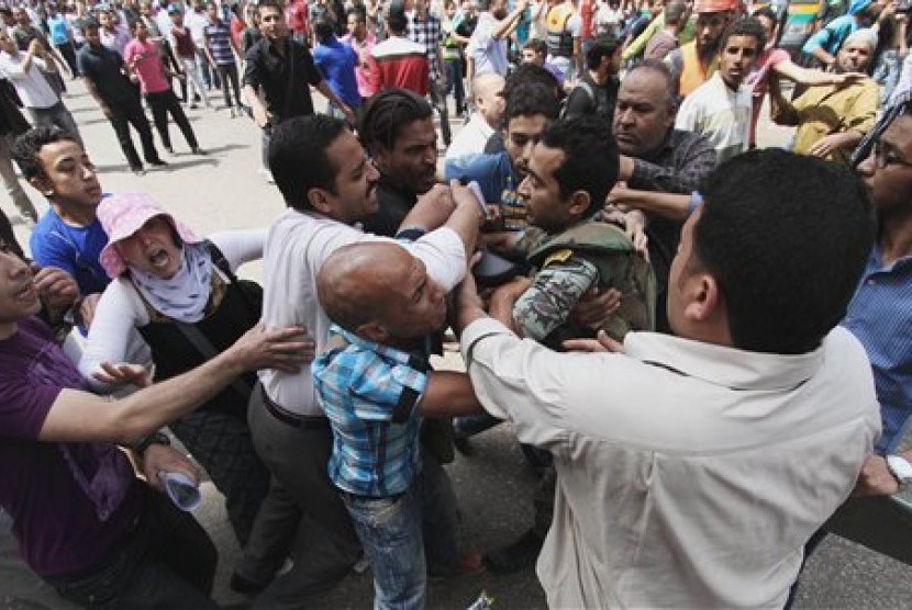 Demonstran bentrok dengan aparat Mesir