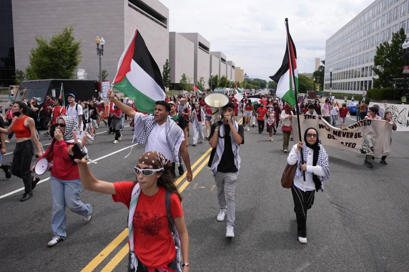 Demonstran berlangsung di Independence Ave., dekat National Mall menjelang kunjungan Perdana Menteri Israel Benjamin Netanyahu ke Gedung Capitol AS, Rabu, 24 Juli 2024, di Washington.